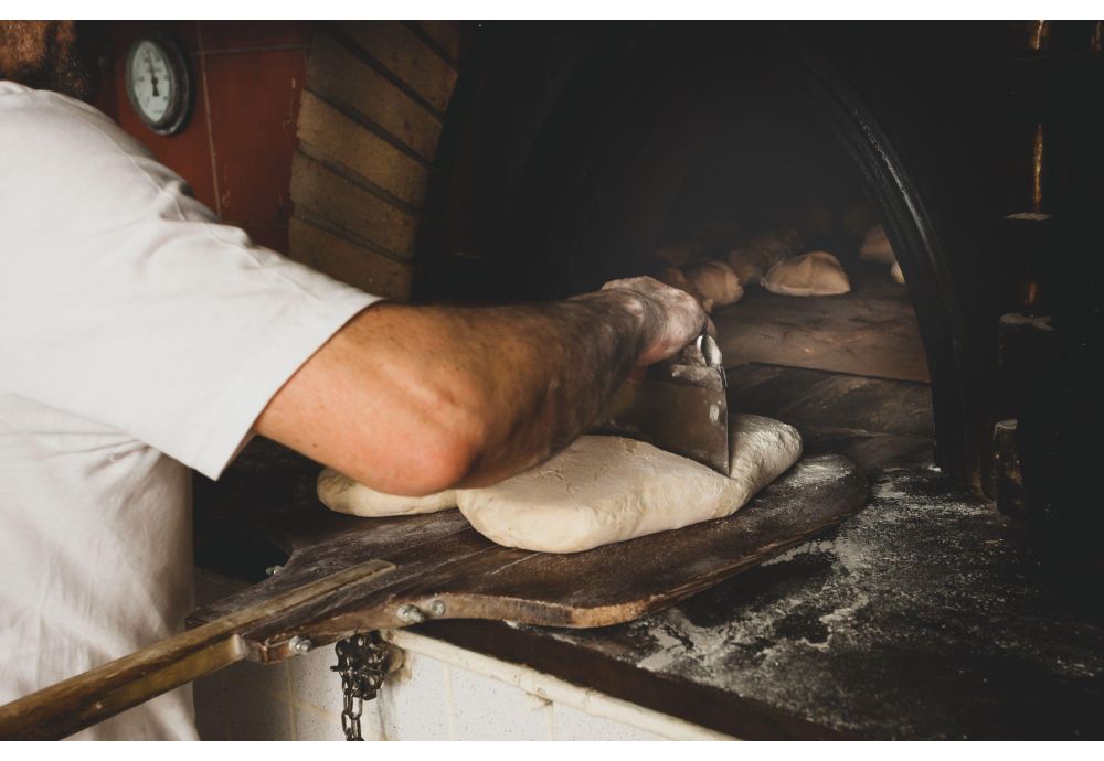 Cozer pão num forno a lenha tradicional