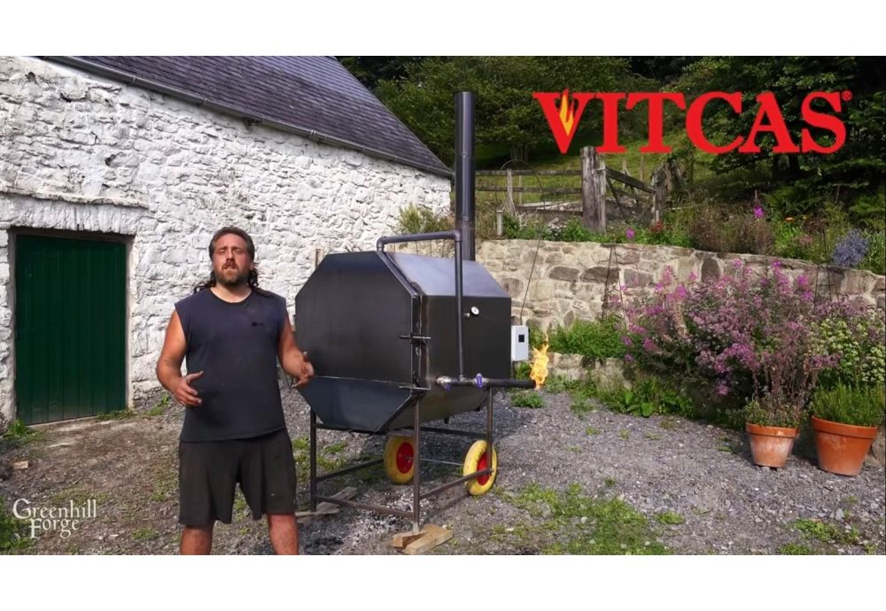 Vitcas em destaque no YouTube numa construção de gaseificador de madeira para energia fora da rede