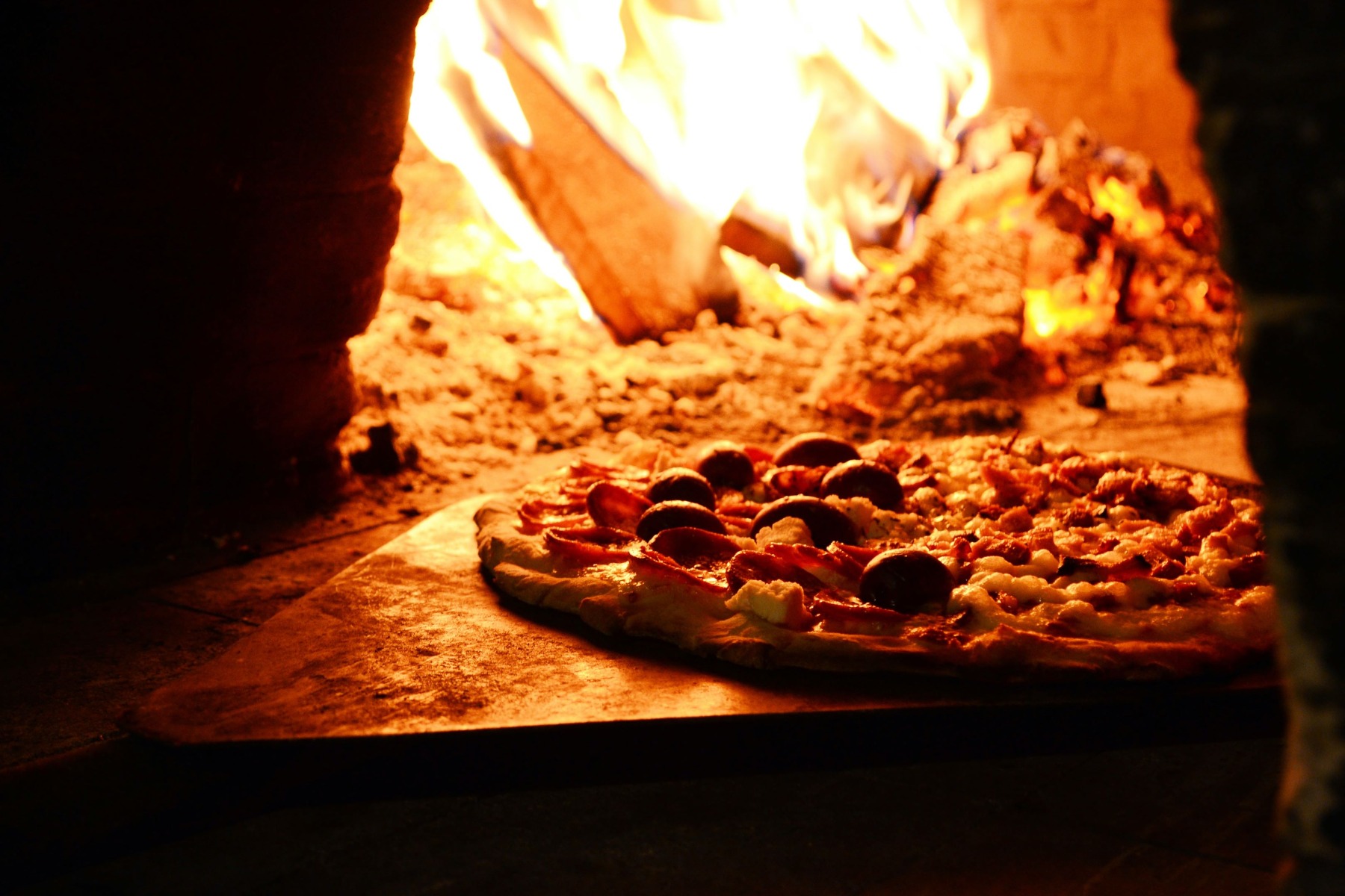 cozer pizza num forno a lenha